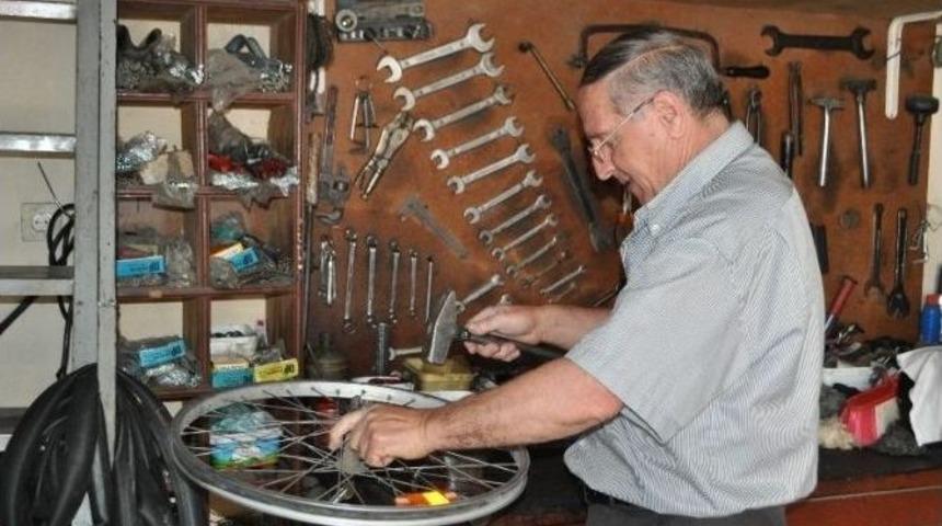 Yarım Asırdır Bisiklet Tamir Ediyor