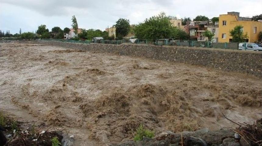 Hatay&rsquo;da Şiddetli Yağış Sele Neden Oldu