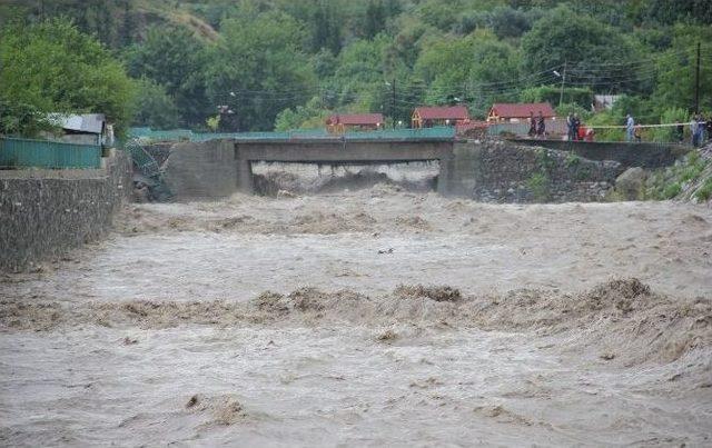 Hatay’da Şiddetli Yağış Sele Neden Oldu