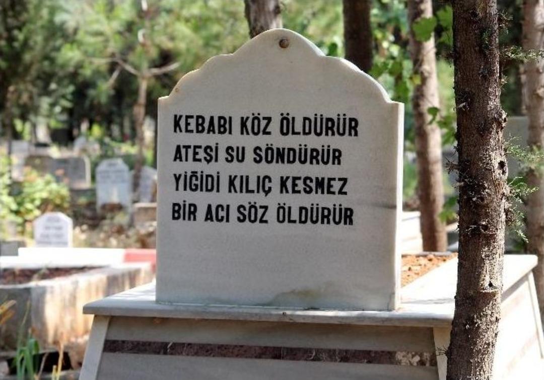 Mezar Taşı Yazıları Toplumun Tarihini Anlatıyor