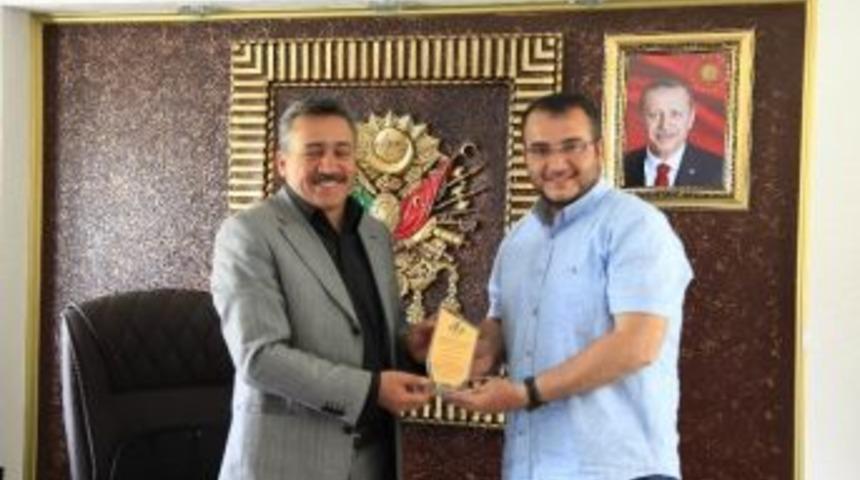 Başkan Tutal&rsquo;a &Ccedil;evre Duyarlılık Plaketi