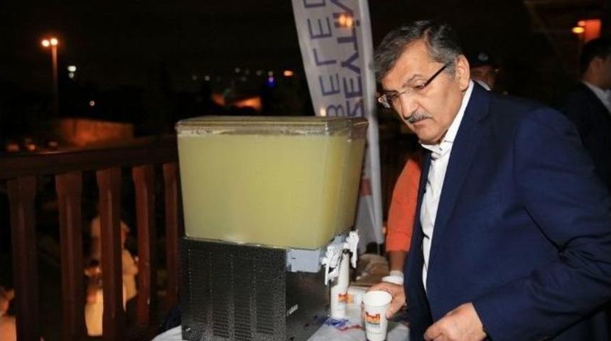 Zeytinburnu Belediyesi&rsquo;nden 300 Litrelik Limonata İkramı