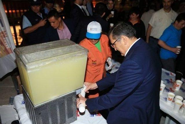 Zeytinburnu Belediyesi’nden 300 Litrelik Limonata İkramı