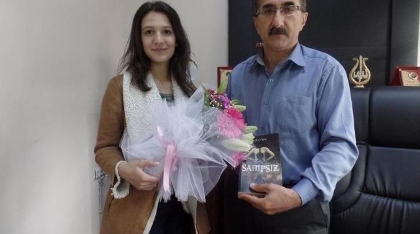 Liseli Canan, İnternette Paylaştığı Romanı İlgi G&ouml;r&uuml;nce Yazarlığa Adım Attı