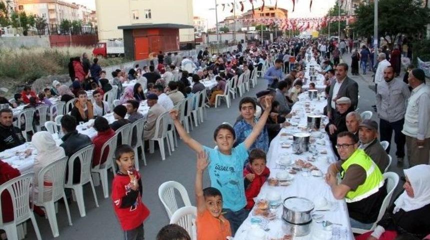 Esenyurt&rsquo;ta G&ouml;n&uuml;l Sofraları Kuruldu