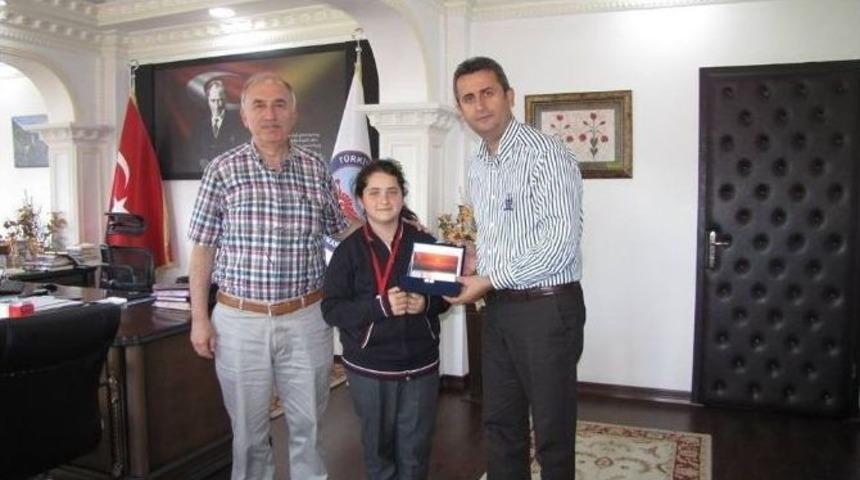 D&uuml;nya &Uuml;&ccedil;&uuml;nc&uuml;s&uuml; Sude Naz&rsquo;a Plaket