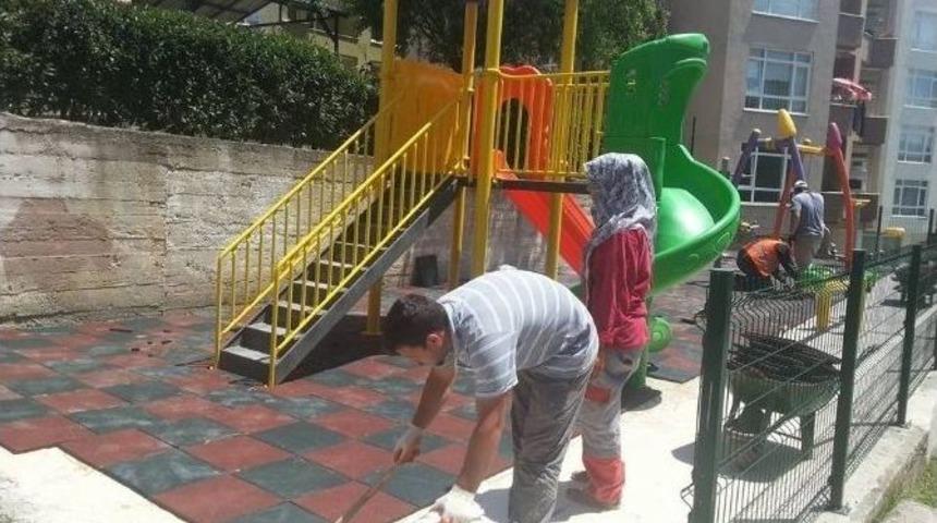 &Ccedil;ocuk Parklarının Zemini Kau&ccedil;uk İle Kaplanıyor