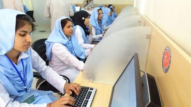 Tika’dan Pakistan’da Kırsal Bölgede Yaşayan Genç Kızlara Bilgisayar Laboratuvarı