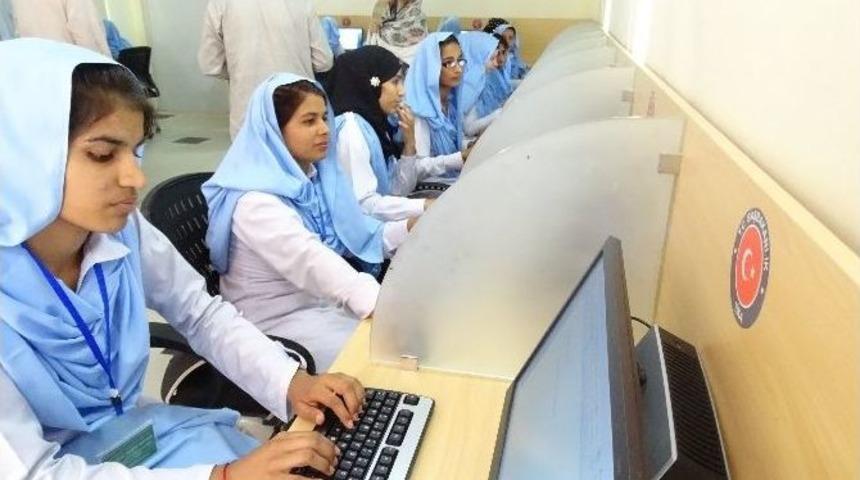 Tika’dan Pakistan’da Kırsal Bölgede Yaşayan Genç Kızlara Bilgisayar Laboratuvarı