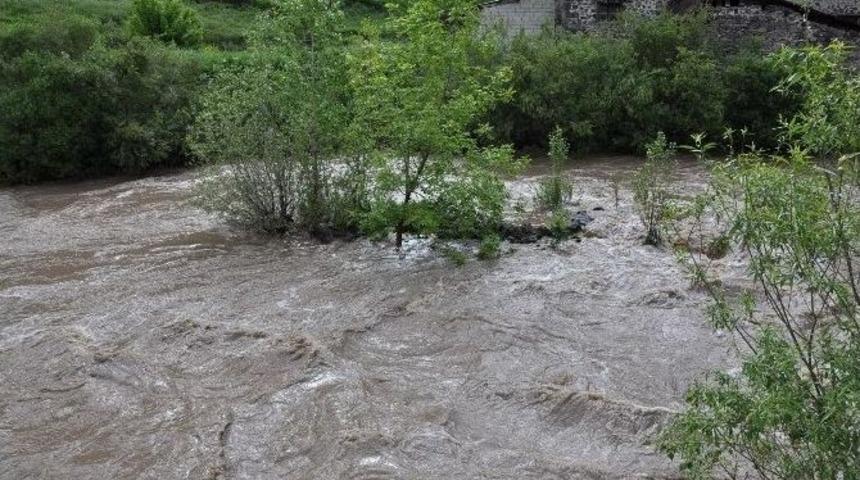 Yağmurlar Kars &Ccedil;ayını Taşırdı