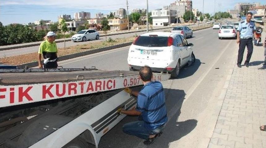 Otomobil Kaldırıma &Ccedil;arptı: 1 Yaralı