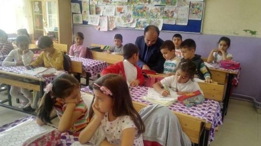 Kaymakam Minik &Ouml;ğrencilerle Birlikte Matematik Soruları &Ccedil;&ouml;zd&uuml;