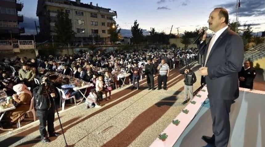 Mamak Belediye Başkanı Akg&uuml;l, Vatandaşlarla İftar Sofrasında Bir Araya Geldi