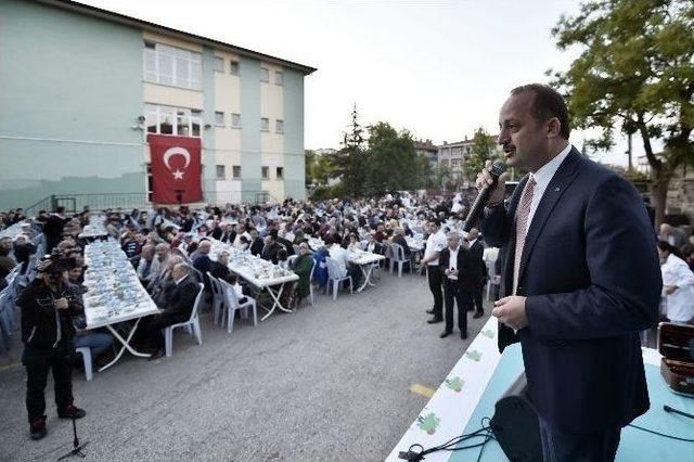 Mamak Belediye Başkanı Akgül, Vatandaşlarla İftar Sofrasında Bir Araya Geldi