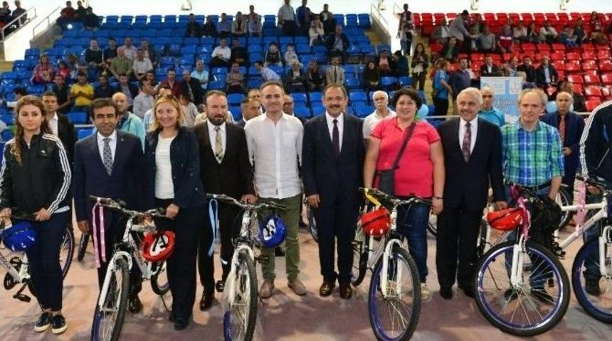 Bakan Özhaseki Bisiklet Dağıtım Törenine Katıldı