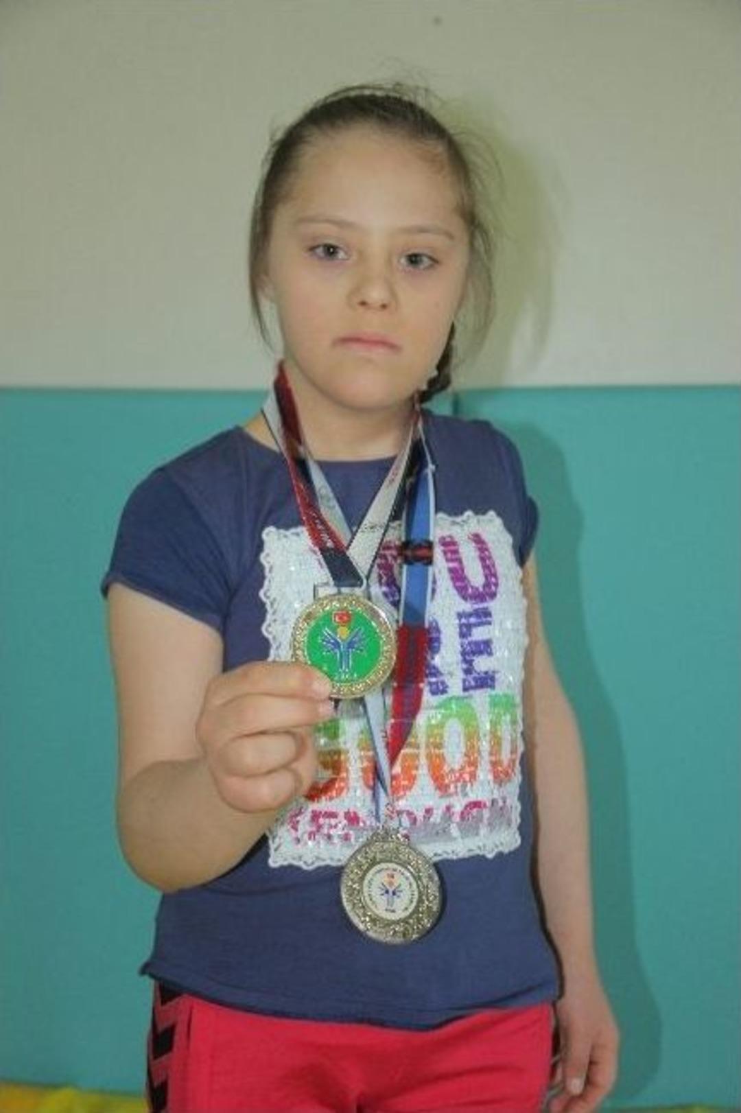 (&ouml;zel Haber) Down Sendromlu H&uuml;sna G&ouml;k&ccedil;er Başarıdan Başarıya Koşuyor