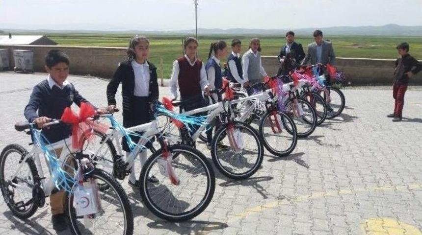 &Ouml;zalp İl&ccedil;esinde Bisiklet Dağıtımı