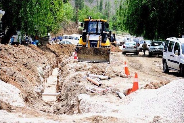 Kuluncak’ta Meydan Düzenleme Çalışması Yapılıyor