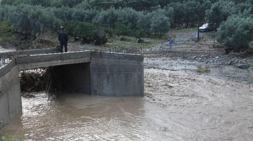 Sel N&ouml;beti Tutarak Canlarını Kurtardılar