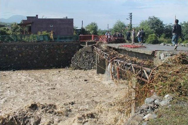 Sel Nöbeti Tutarak Canlarını Kurtardılar