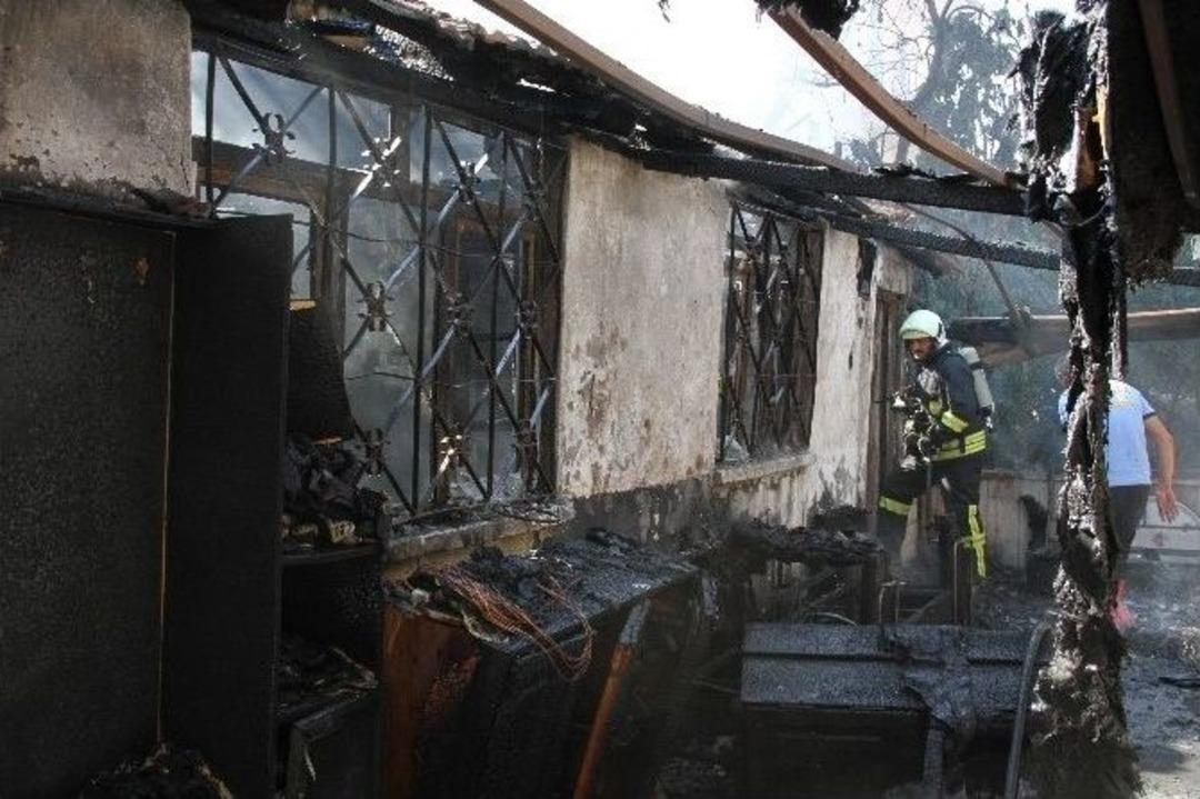 Yanmaktan Pencereden Atlayarak Kurtuldu