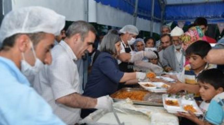 Eş Başkanlar İftar &Ccedil;adırlarında Vatandaşlarla Buluştu