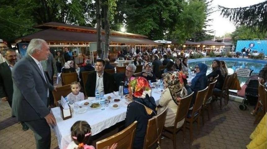 Kamil Sara&ccedil;oğlu&rsquo;ndan Belediye Personeline İftar