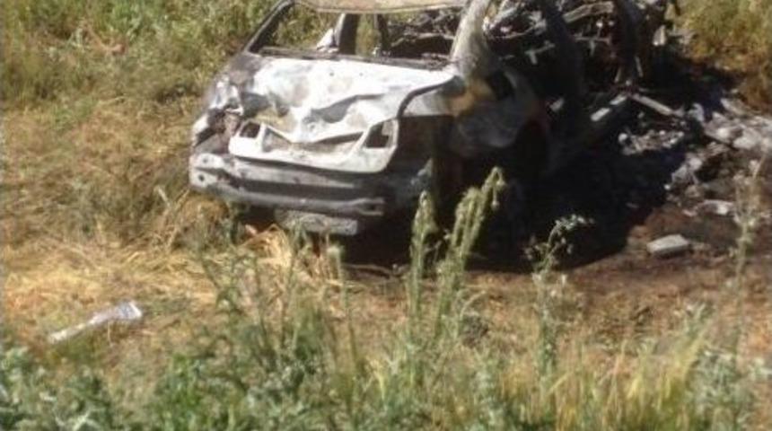 Pikapla Otomobil &Ccedil;arpıştı: 1 &Ouml;l&uuml;, 2 Yaralı