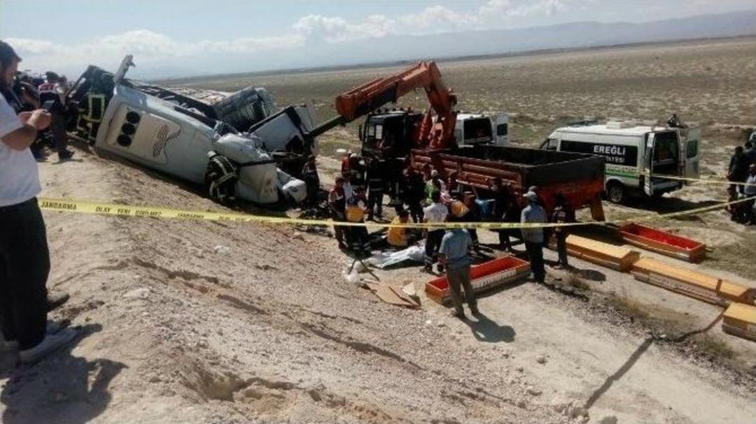 Tır İle Minib&uuml;s &Ccedil;arpıştı: 10 &Ouml;l&uuml;, 4 Yaralı