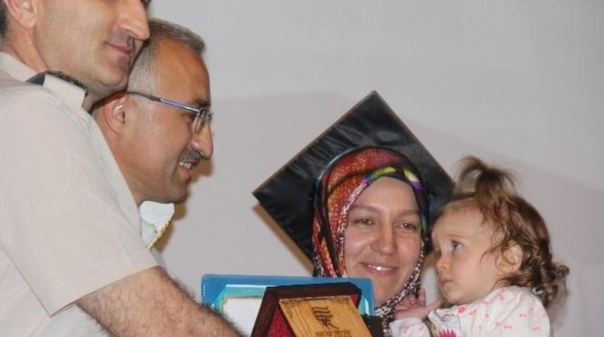 Mezuniyet Belgesini Kucağındaki Bebeği İle Aldı