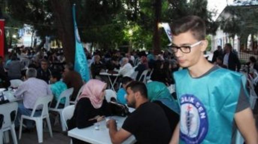 Sağlık&ccedil;ılar Vatandaşlarla İftar Sofrasında Buluştu