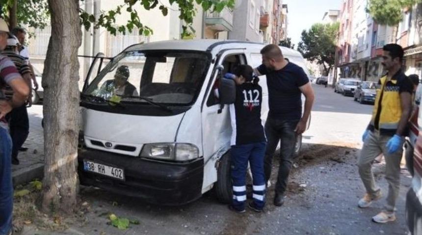 Otomobil Savurdu, Ağa&ccedil; Durdurdu