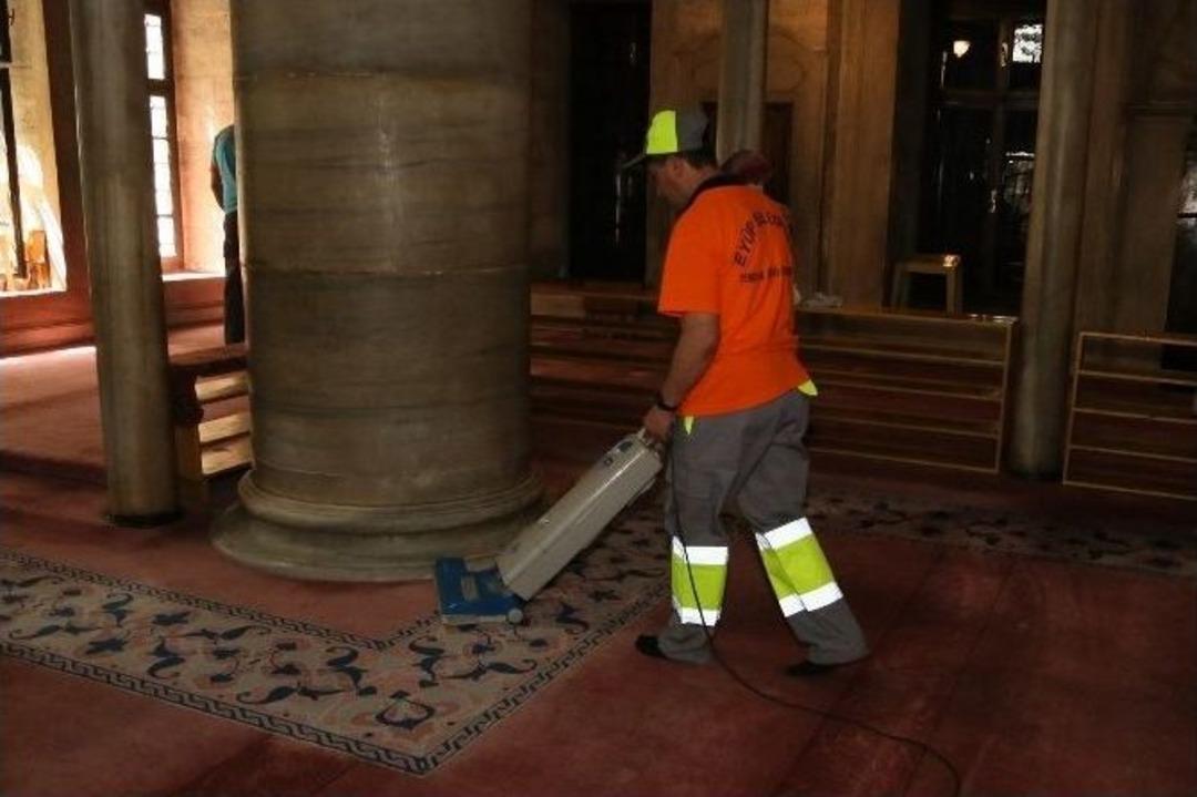Ey&uuml;p Sultan Camii, Ramazan&rsquo;ın İlk Cuma Namazına Hazırlandı