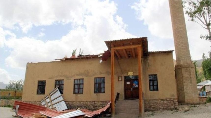 Tarihi Caminin Çatısı Uçtu