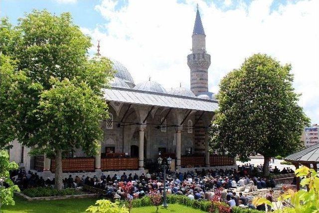 Ramazan’ın İlk Cuma Namazında Camiler Cemaatle Doldu Taştı