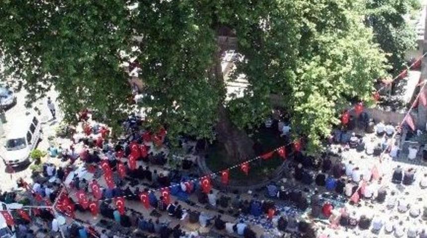 Trabzon&rsquo;da Ramazan Ayının İlk Cuma Namazında Cemaat Sokağa Taştı