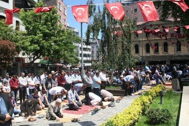 Trabzon’da Ramazan Ayının İlk Cuma Namazında Cemaat Sokağa Taştı