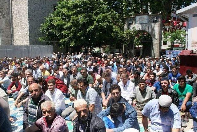 Trabzon’da Ramazan Ayının İlk Cuma Namazında Cemaat Sokağa Taştı