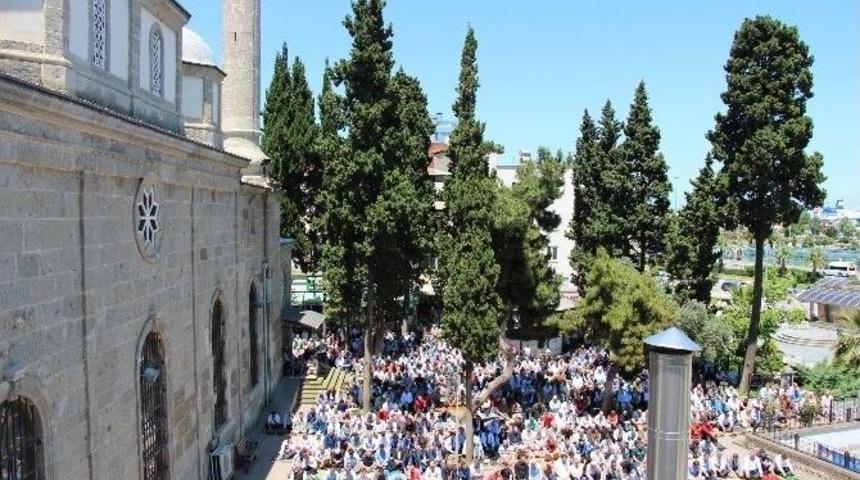 Ramazan’ın İlk Cumasında Camiler Doldu Taştı