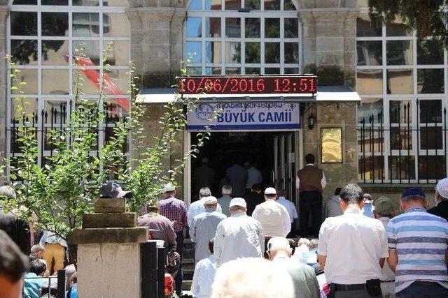 Ramazan’ın İlk Cumasında Camiler Doldu Taştı