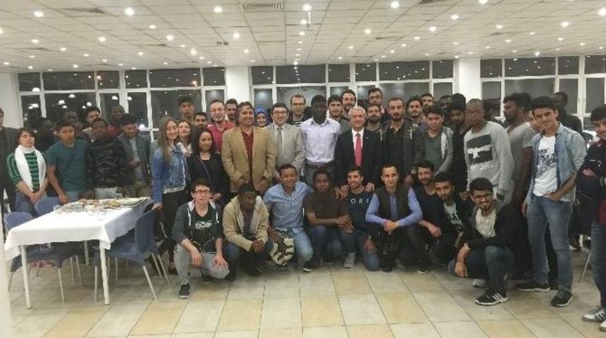 Rekt&ouml;r G&uuml;ndoğan Misafir &Ouml;ğrencilerle İftar Yemeğinde Buluştu
