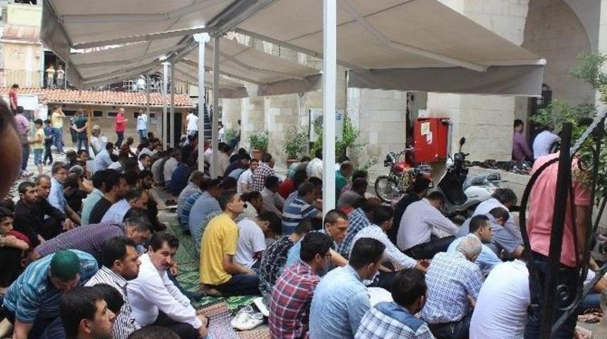 Ramazanın İlk Cuma Namazında, Cemaat Camilere Sığmadı