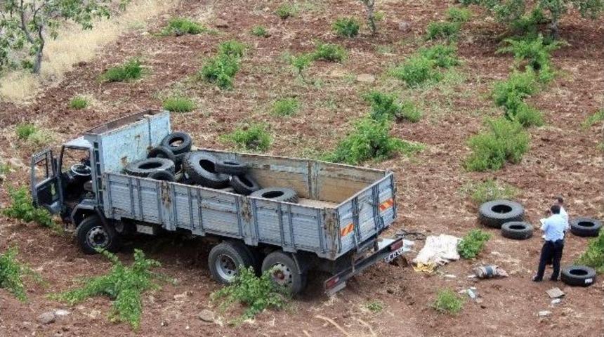 Virajı Alamayan Kamyon Şarampole U&ccedil;tu: 1 &Ouml;l&uuml;