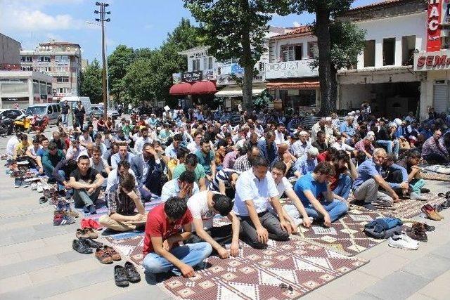 Ramazan’ın İlk Cumasında Camiler Doldu Taştı