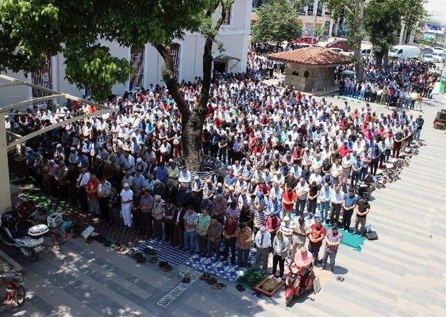 Ramazan’ın İlk Cumasında Camiler Doldu Taştı