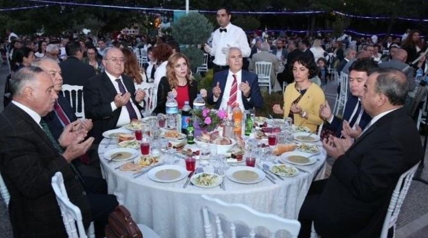 Nil&uuml;fer Ailesi 29. Yıld&ouml;n&uuml;m&uuml;nde İftarda Buluştu