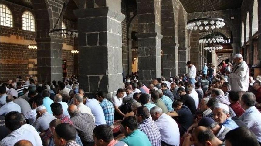 Diyarbakır&rsquo;da Ramazan Ayının İlk Cuma Namazında Cemaat Sokağa Taştı