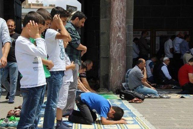 Diyarbakır’da Ramazan Ayının İlk Cuma Namazında Cemaat Sokağa Taştı