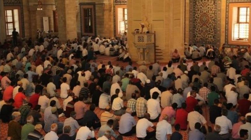 Ramazan&rsquo;ın İlk Cuma Namazında Camiler Doldu