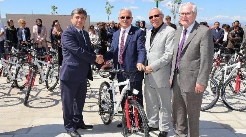 Bozok &Uuml;niversitesine T&uuml;rkiye Halk Sağlığı Kurumu Tarafından 100 Adet Bisiklet Hibe Edildi